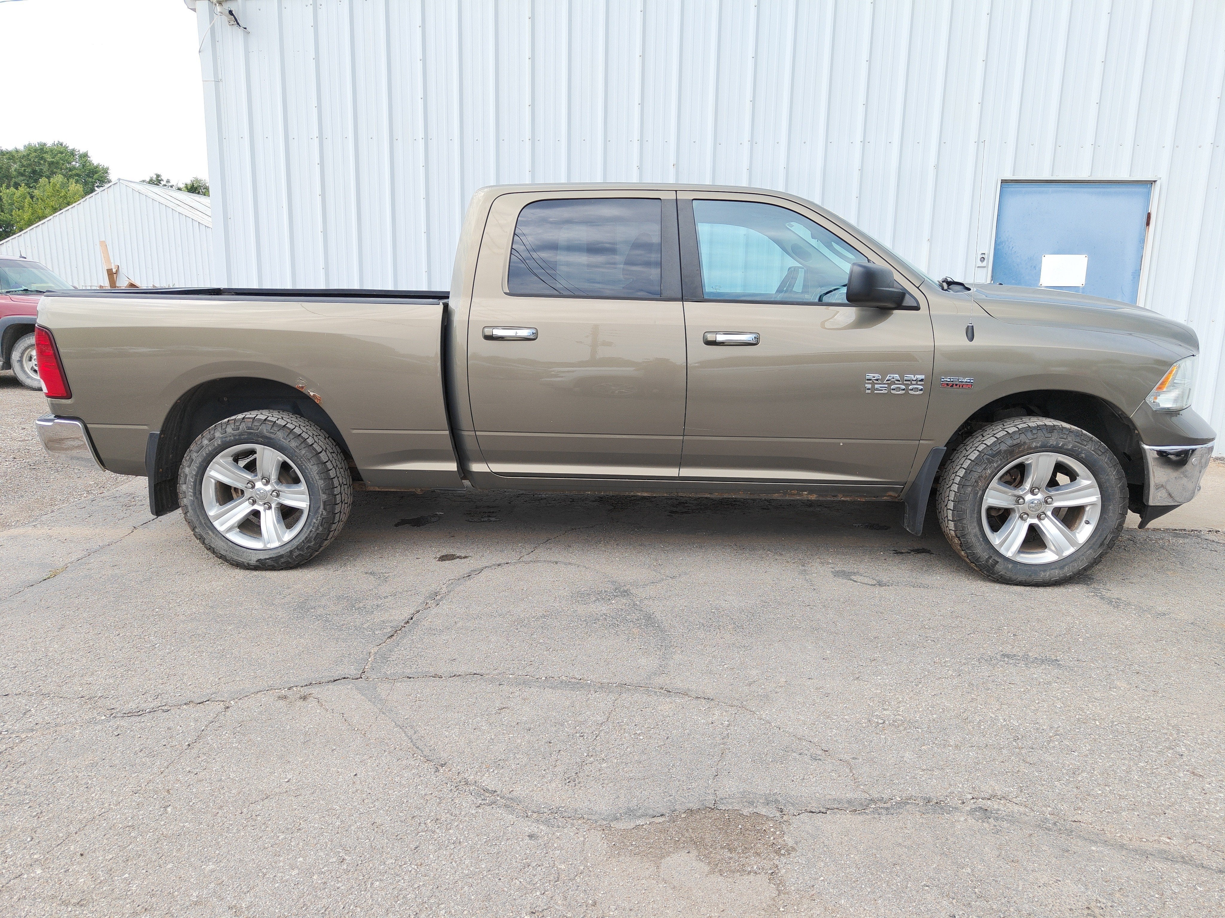 2014 RAM 1500 Big Horn in Prairie Pearlcoat — front three-quarter view