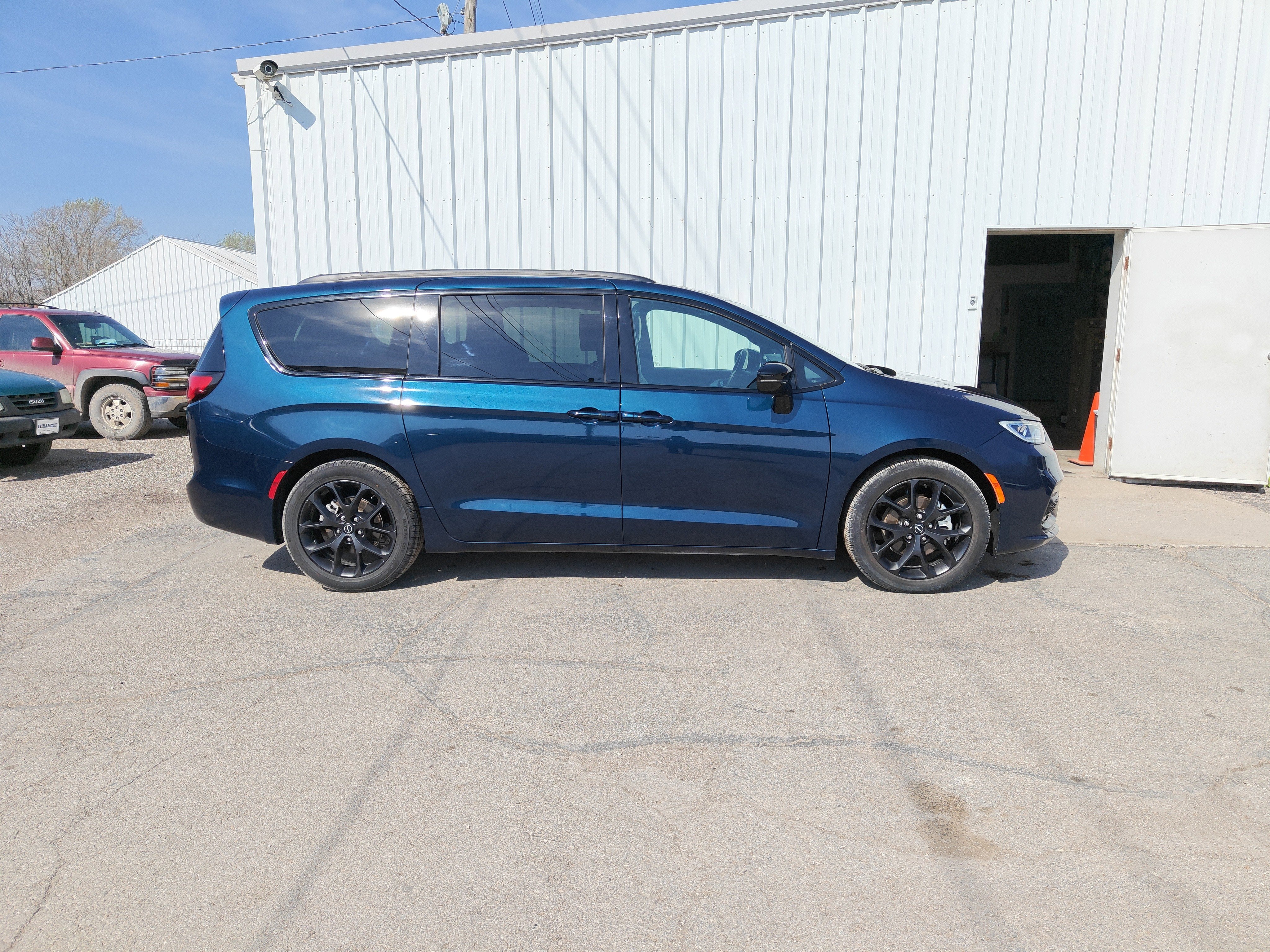 2025 Chrysler Pacifica Limited in Fathom Blue Pearlcoat — front three-quarter view